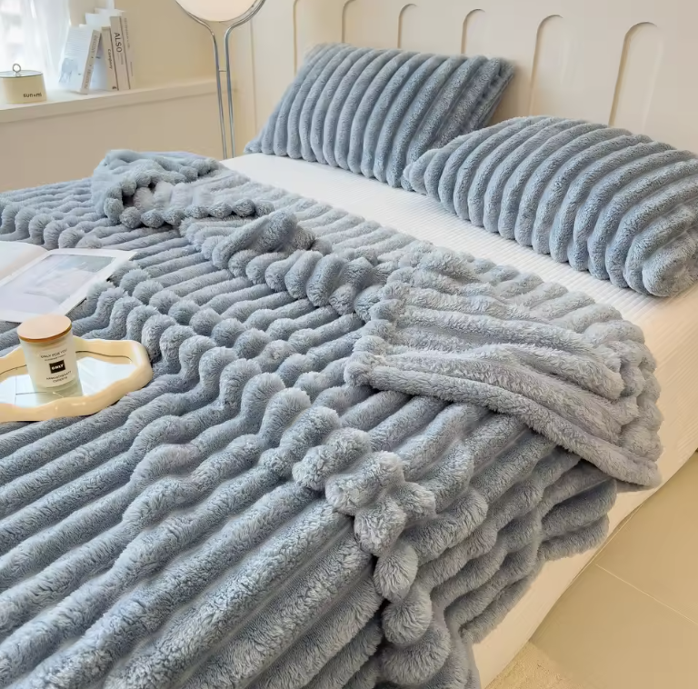 Breit gestreifte Kuscheldecke – Weiche Wohndecke für Sofa, Bett & Haustiere