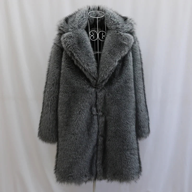 Alpine Eleganz | Pelzmantel mit Dramatischem Longline-Schnitt | Glamouröser Look für Winterabende 2