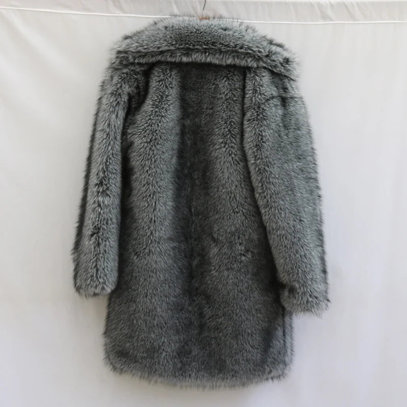 Alpine Eleganz | Pelzmantel mit Dramatischem Longline-Schnitt | Glamouröser Look für Winterabende 3