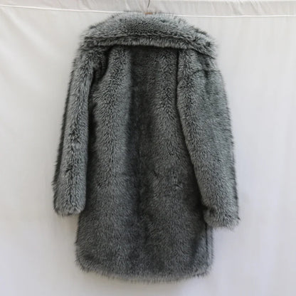 Alpine Eleganz | Pelzmantel mit Dramatischem Longline-Schnitt | Glamouröser Look für Winterabende 3