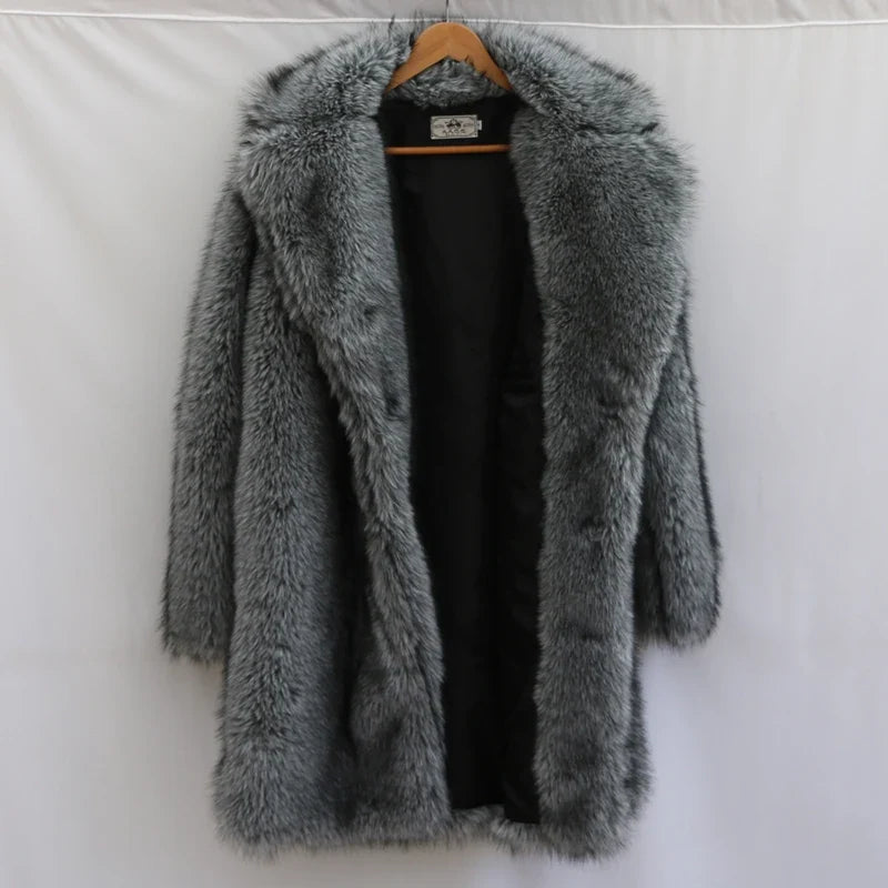 Alpine Eleganz | Pelzmantel mit Dramatischem Longline-Schnitt | Glamouröser Look für Winterabende 5