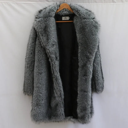 Alpine Eleganz | Pelzmantel mit Dramatischem Longline-Schnitt | Glamouröser Look für Winterabende 5
