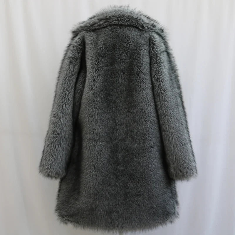 Alpine Eleganz | Pelzmantel mit Dramatischem Longline-Schnitt | Glamouröser Look für Winterabende 7