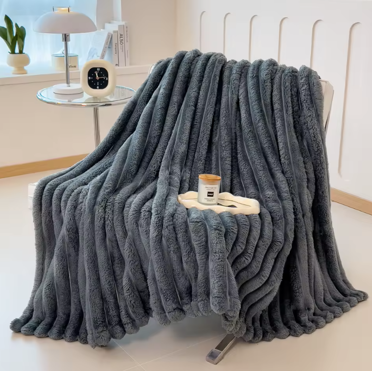 Breit gestreifte Kuscheldecke – Weiche Wohndecke für Sofa, Bett & Haustiere