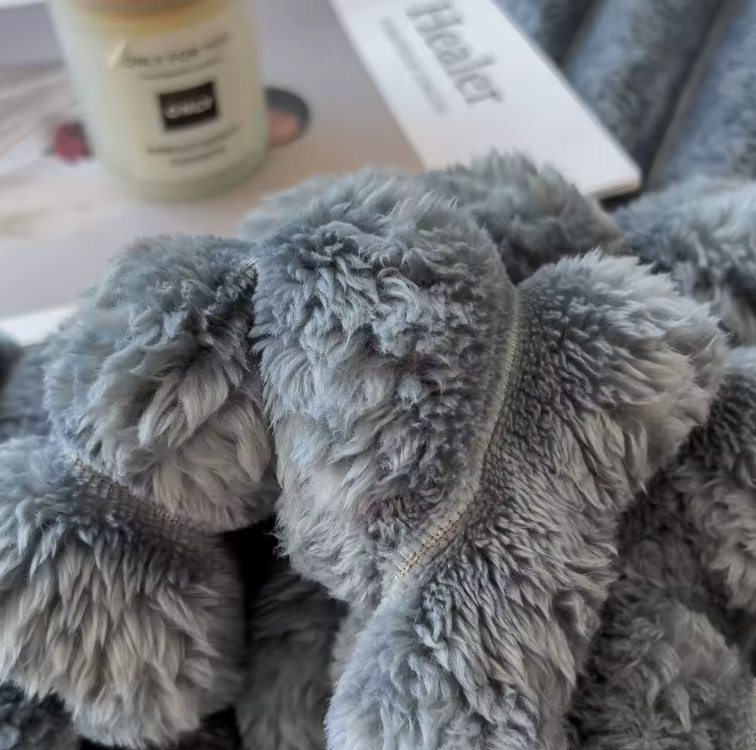 Breit gestreifte Kuscheldecke – Weiche Wohndecke für Sofa, Bett & Haustiere