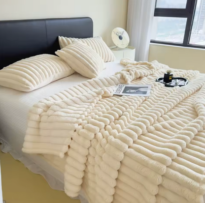 Breit gestreifte Kuscheldecke – Weiche Wohndecke für Sofa, Bett & Haustiere