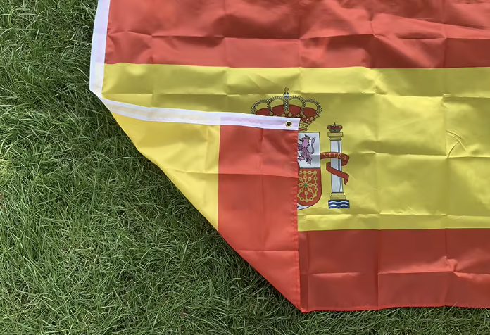 Spanien Flagge aus wetterfestem Polyester - 90x150cm / 60x90cm Nationalflagge mit Messingösen - Große Spanien Hängeflagge für Außen & Innen