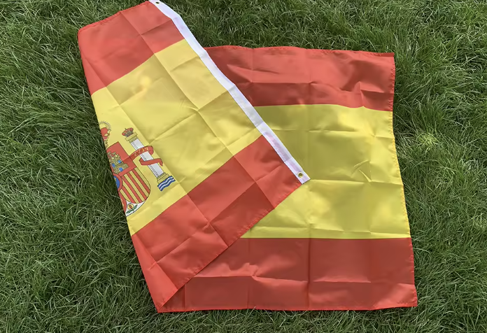 Spanien Flagge aus wetterfestem Polyester - 90x150cm / 60x90cm Nationalflagge mit Messingösen - Große Spanien Hängeflagge für Außen & Innen