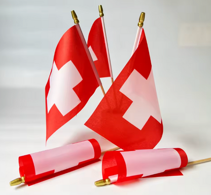 Schweizer Handfahne 14 x 21 cm - Kleine Schweiz Flagge aus Polyester mit weissem Haltestab - Handwinkende Nationalflagge für Events & Deko