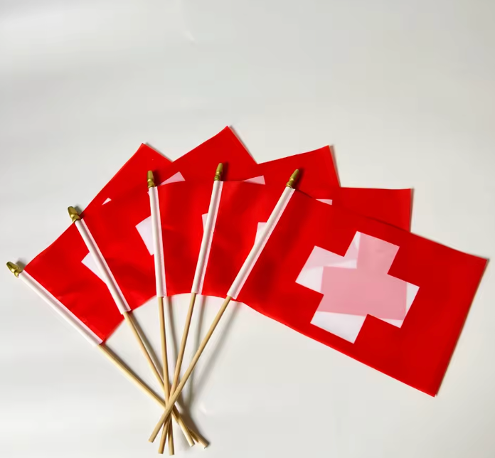 Schweizer Handfahne 14 x 21 cm - Kleine Schweiz Flagge aus Polyester mit weissem Haltestab - Handwinkende Nationalflagge für Events & Deko
