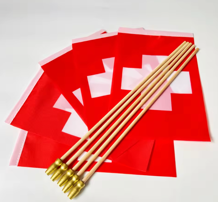 Schweizer Handfahne 14 x 21 cm - Kleine Schweiz Flagge aus Polyester mit weissem Haltestab - Handwinkende Nationalflagge für Events & Deko