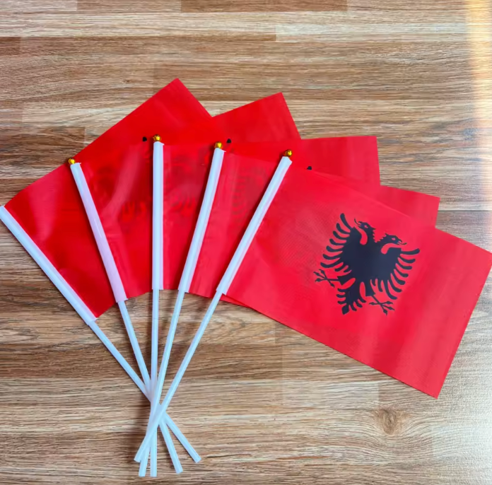 Albanien Handfahne (5/10/50/100er Set) - 14 x 21 cm kleine albanische Flagge mit Stab - Handwinkende Nationalflagge für Events & Deko