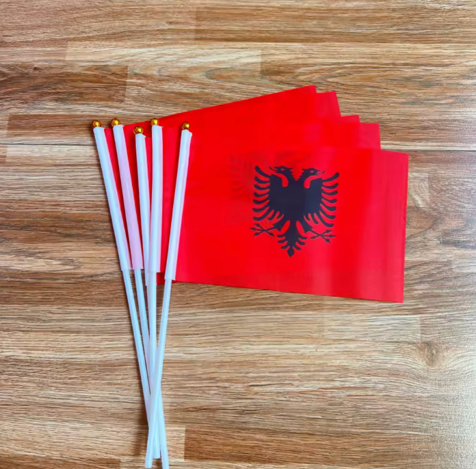 Albanien Handfahne (5/10/50/100er Set) - 14 x 21 cm kleine albanische Flagge mit Stab - Handwinkende Nationalflagge für Events & Deko