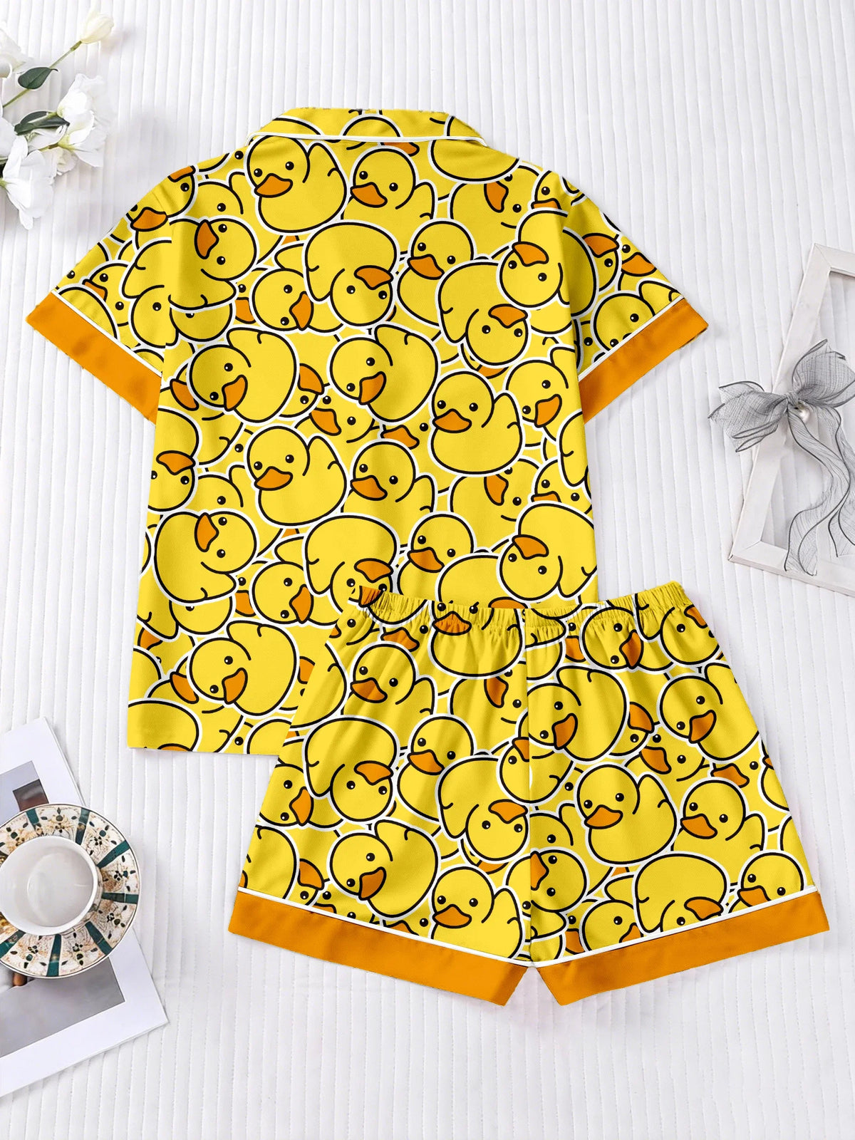 Quackelle | Enten-Pyjama mit Allover-Print und Knopfverschluss | Verspieltes Damen-Set für gemütliche Nächte 2