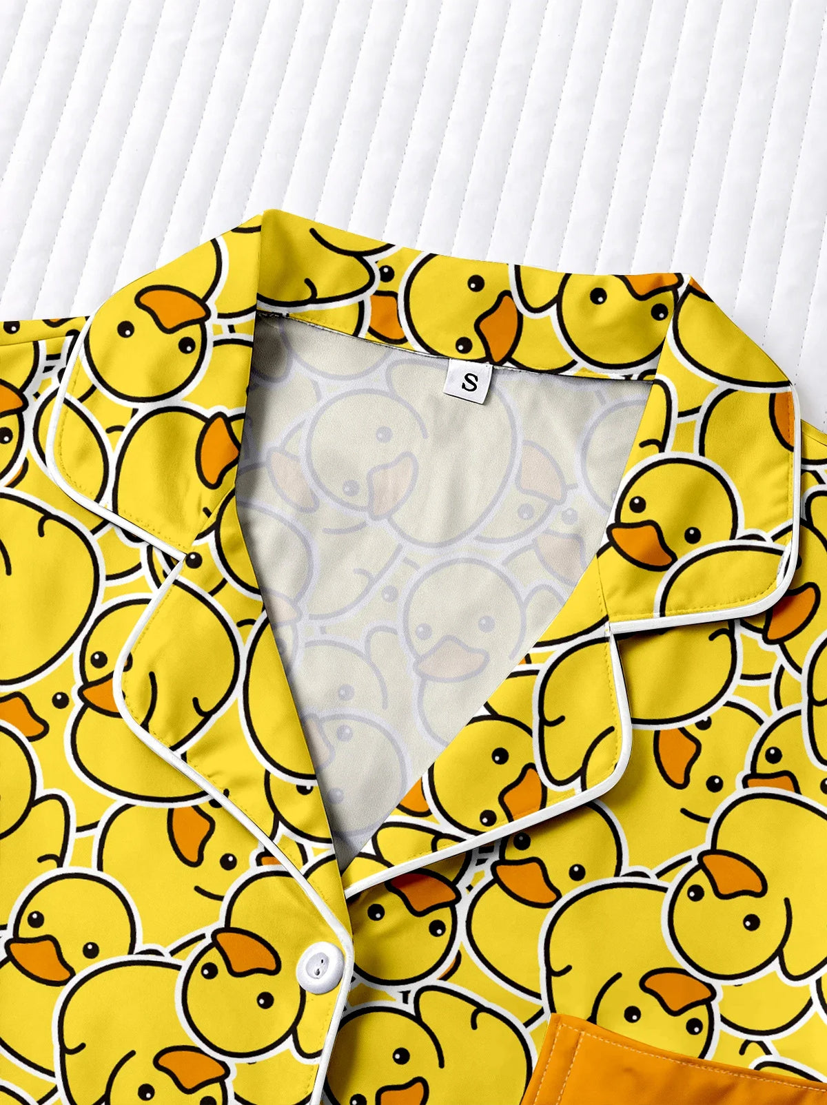 Quackelle | Enten-Pyjama mit Allover-Print und Knopfverschluss | Verspieltes Damen-Set für gemütliche Nächte 3